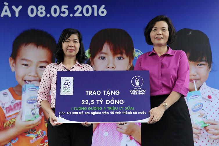 Vinamilk[-]và[-]Quỹ[-]sữa[-]Vươn[-]cao[-]Việt[-]Nam[-]trao[-]tặng[-]sữa[-]cho[-]40.000[-]trẻ[-]em[-]ở[-]40[-]tỉnh[-]thành[-]trên[-]cả[-]nước
